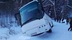 Na Šumpersku havaroval autobus se školáky. Museli z něj utéct oknem