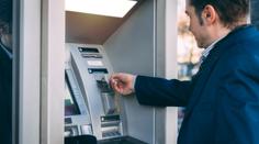 Muž zjistil, jak oklamat bankomat. Za tři roky vybral miliony!