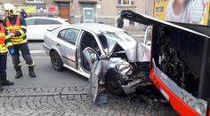 Senior v Plzni naboural auto v protisměru, pak ještě autobus