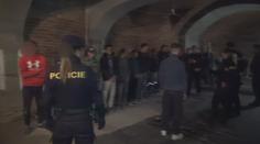 Muž (51) z Prahy se vydával za policistu. Cizince obral o statisíce