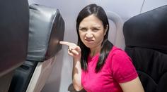 Ženu štvou lidé, kteří sklápějí sedadla v letadle. Vymyslela mrazivou pomstu