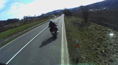 Vražedná jízda motorkáře. Vytlačil ze silnice kamion, ten se zřítil do příkopu