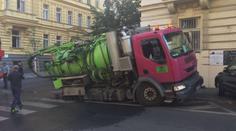 Pod vozem technických služeb se propadla silnice, Italská je zavřená