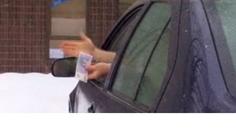 Podivín lákal školáky na peníze. Hledá ho policie