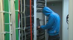 Muž těžil bitcoiny na počítačích v obchodě s elektronikou. Hrozí mu vězení
