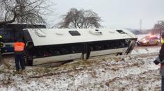 Autobus plný dětí havaroval u Jihlavy. Záchranáři ošetřili 29 zraněných