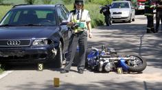 MOTORKÁŘ se srazil s AUTEM! Je těžce ZRANĚNÝ!