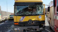 Na hradecké dálnici si počkáte kvůli nehodě kamionu