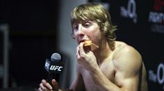 UFC "otesánek" na váze překvapil! Po splnění limitu vystrčil zadek