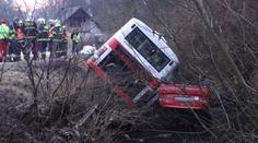 Nebezpečná ledovka: Řidič vystoupil, autobus mu vzápětí smetl auto do potoka