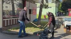 Slovákům se naskytl nezvyklý pohled. Politik kvůli ujetí od nehody zametá ulice