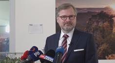 Premiér Petr Fiala před odletem do Londýna