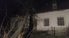Hasiči kvůli orkánu posílili směny, v Pekle spadl strom přímo na dům