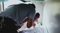 Žena porodila v jedoucím vlaku! Chlapce přivedli na svět pasažéři