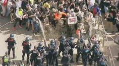 V Austrálii propukly násilné protesty, policisté použili slzný plyn