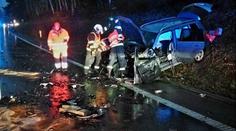 Vážná nehoda na jihu Čech. Při čelní srážce aut zemřela jedna žena