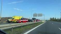 Dálnici D6 ochromila hromadná nehoda. Srazilo se tam šest aut a autobus