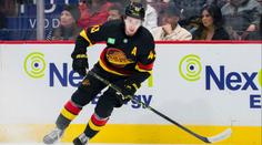 Památný večer pro Quinna Hughese. Bek Vancouveru se zapsal do historie NHL