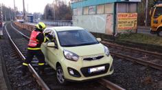 Myslela, že jede po rozbité silnici! Auto ale bylo na kolejích tramvaje