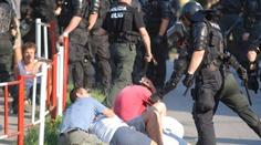Fotbalová bitka: 50 zraněných policistů, 230 zadržených