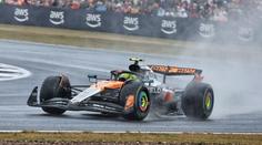 Déšť, nehody, penalizace. Silverstone ovládl Norris, překvapení na třetím místě