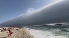 Na portugalské pláži natočili roll cloud. V Evropě je vzácný, lidé začali panikařit