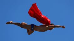 Extrémní skokan Navrátil slavil stylově. Do vody se vrhl jako Superman