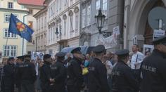 Opevněná Sněmovna? Poslanci chtějí lepší zabezpečení ulice