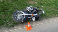 Na Domažlicku zemřel při nehodě motorkář, v Opavě bourali policisté