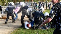 Aprílový žert se zvrtnul. Tisíce lidí v Belgii policie rozháněla vodními děly
