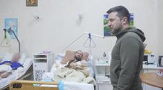 Prezident Zelenskyj navštívil nemocnici. Zraněné vojáky čekalo překvapení