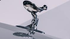 Rolls-Royce mění svoji ikonickou sošku. Musela se přikrčit kvůli elektromobilitě