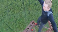 VIDEO: Tohle nezkoušejte! Muž ve výškách riskuje život pro unikátní záběry