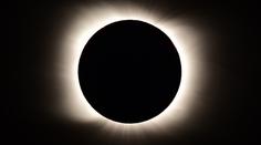 Nevšední záběry! Podívejte se, jak vypadá zatmění Slunce nad Chile z vesmíru