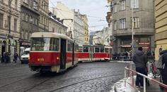 V centru Prahy vykolejila tramvaj. Prorazila zábradlí na chodníku