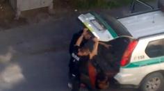 Slovenští policisté při zatýkání hodili Roma do kufru auta