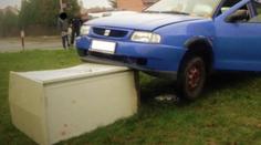 Auto při nehodě uvízlo, zfetovaný šofér si volal na pomoc kamaráda!