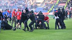 Dohry řádění fotbalových chuligánů: Tři zraněné odvážela záchranka