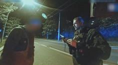 VIDEO: Bizarní případ. Řidiče vyhodili z práce kvůli alkoholu, odjel autem domů