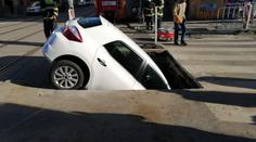 FOTO: Řidička to v Praze zapíchla do výkopu. Auto museli vytahovat hasiči