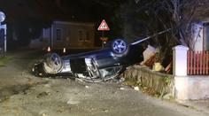 Mladík zboural mercedesem zeď i plot, skončil na střeše