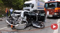 Řidič po nehodě, při níž zemřeli dva lidé, zamkl auto a utekl! FOTO VINÍKA UVNITŘ