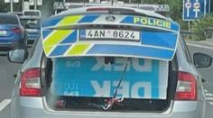 Policejní meloušek? Fotka zachycuje služební vůz naložený stavebním materiálem