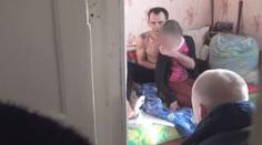 VIDEO: Narkoman s nožem chtěl vyměnit unesenou dívku za drogy
