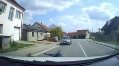 Dvanáctiletý chlapec na Brněnsku skočil přímo před auto. Policie zveřejnila video