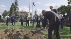 Babiš se v Turecku oháněl i lopatou. Zasadil tam lípu