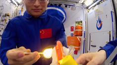Astronauti ukázali neobvyklý jev. Svíčky ve vesmíru hoří úplně jinak než na Zemi