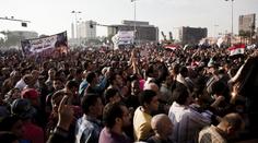 V Egyptě protestovaly tisíce lidí proti prezidentovi. Rozehnali je slzným plynem