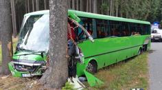 Autobus vyjel na Vysočině ze silnice, zranilo se nejméně 14 lidí!