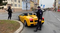 Lamborghini smetlo tři auta! Opilý řidič utekl, svědek se pustil za ním